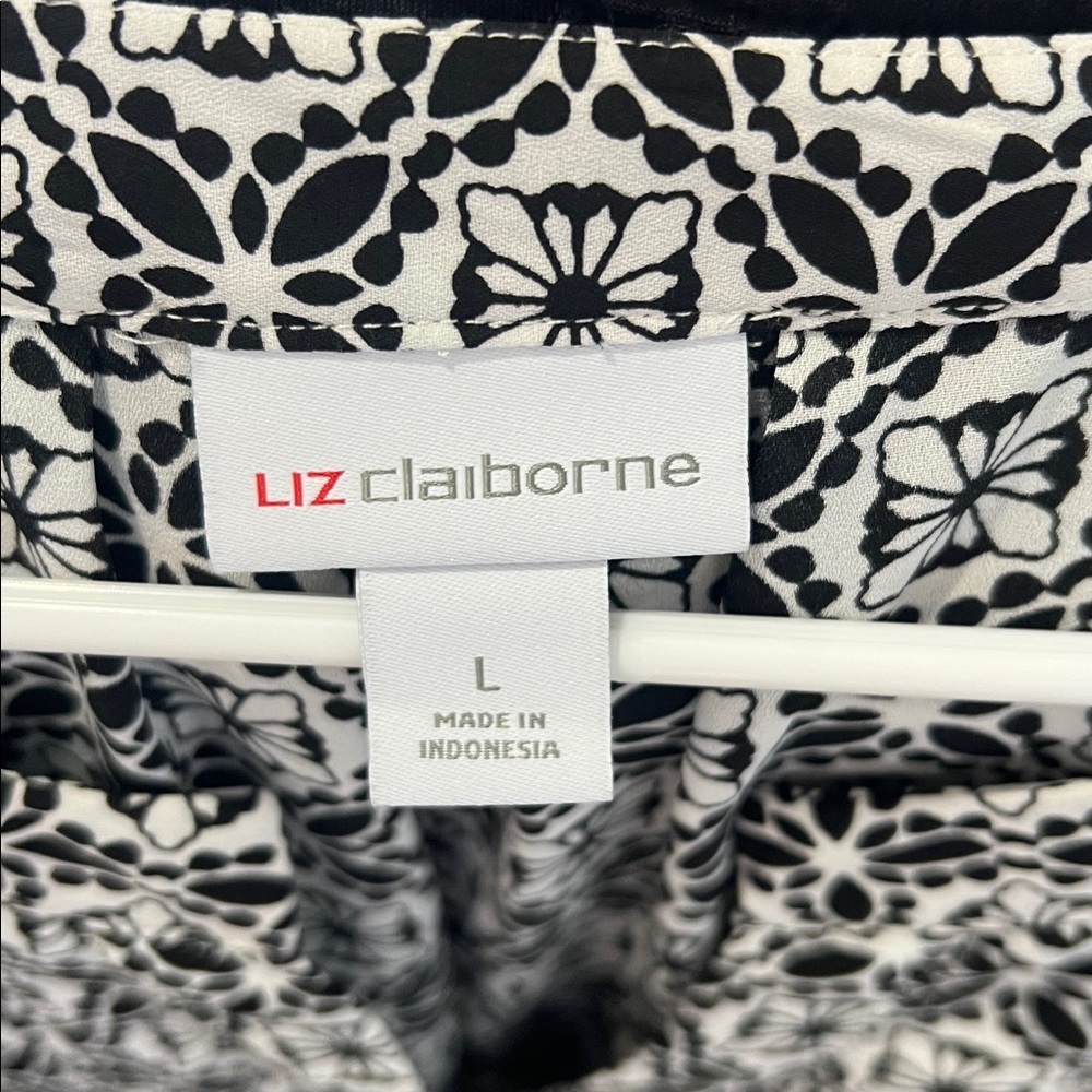 NWT Liz Claiborne Black and White Geometric Blouse Large - Picture 6 of 6